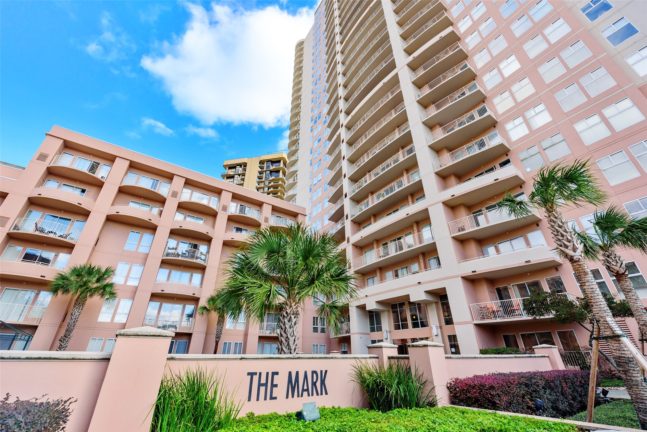 3505 Sage Road, Unit 2210 Houston, TX 77056 - Photo 5 of 40 Set within a luxury full-service building offering valet, 24-hour security, a resort-style pool, hot tub, state-of-the-art fitness center, sauna, business center, lounge/library, and an array of additional amenities.
