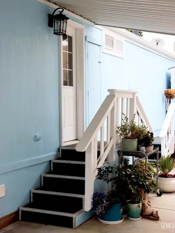 a view of entryway with a front door