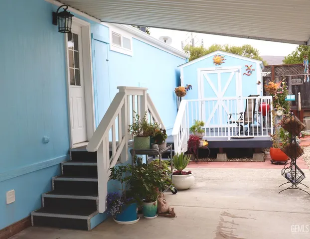 a view of entryway and kitchen