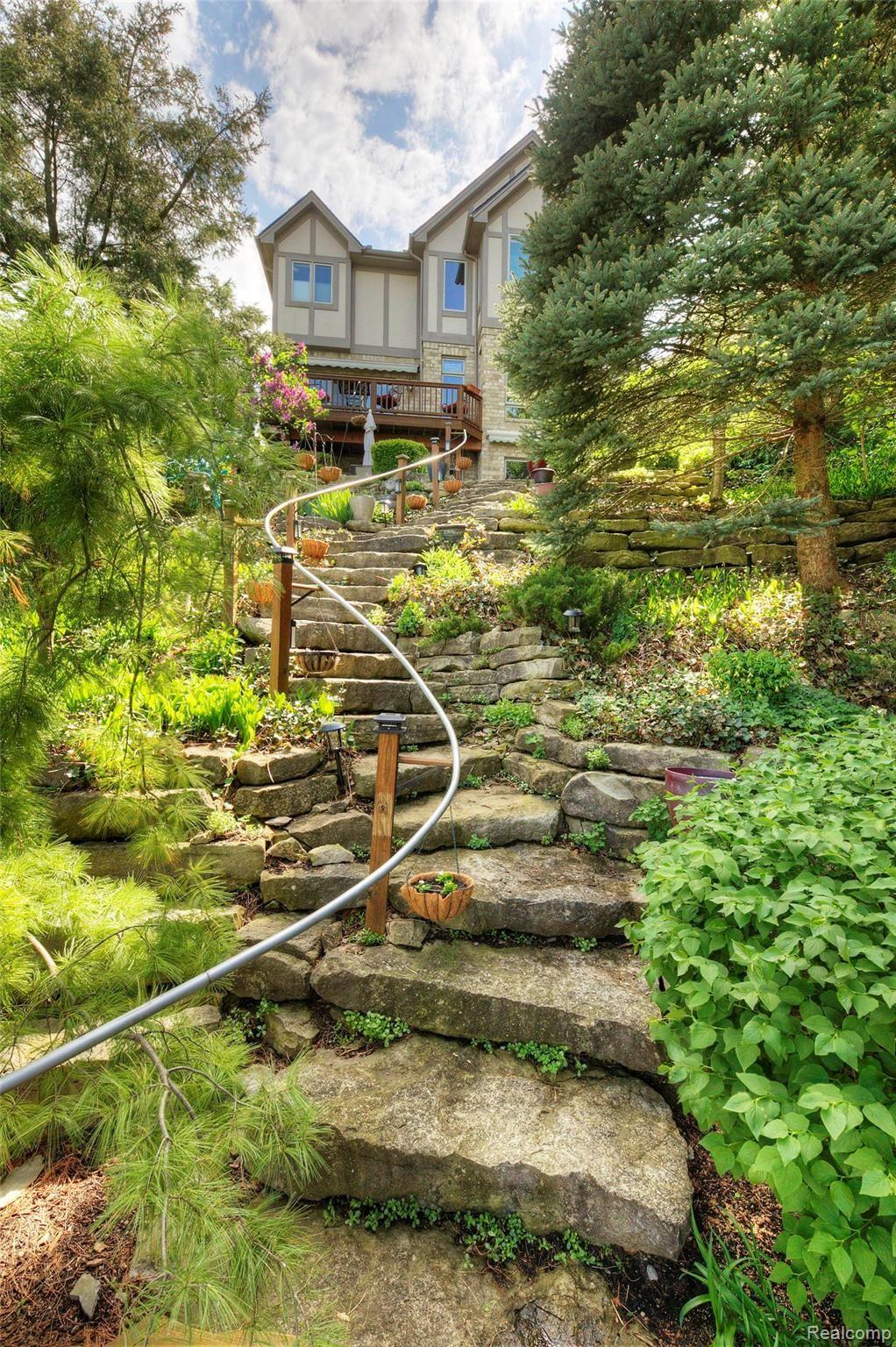 2901 Ridge Road White Lake, MI 48383 - Photo 23 of 86 Natural staircase
