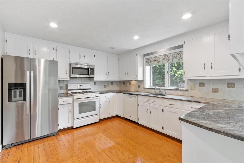 2 Rourke Lane Lynnfield, MA 01940 - Photo 9 of 40