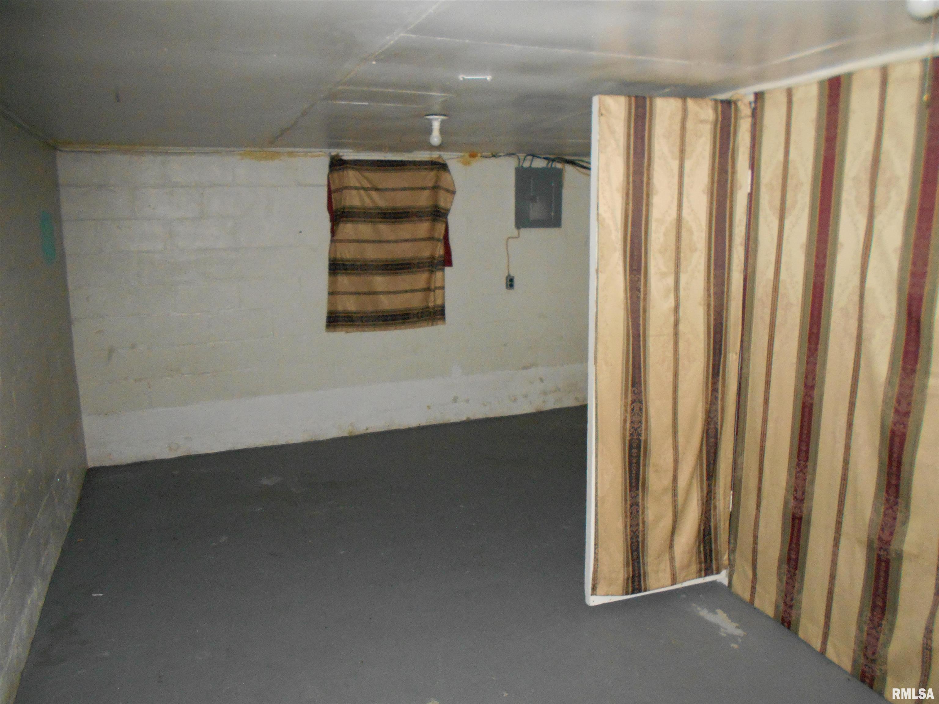 403 East Woods Street Avon, IL 61415 - Photo 11 of 13