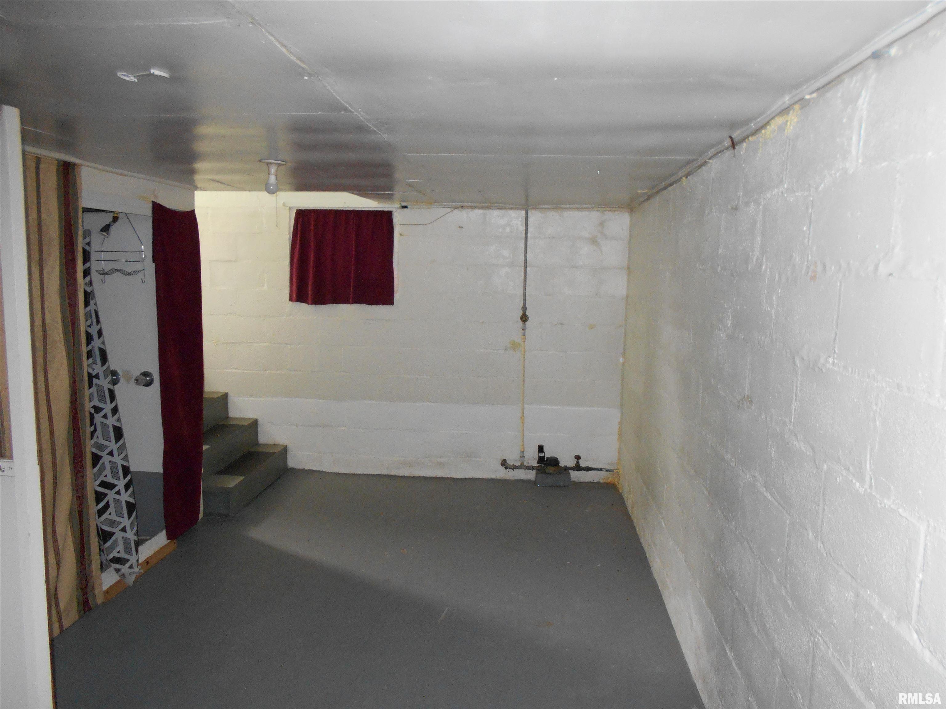 403 East Woods Street Avon, IL 61415 - Photo 10 of 13