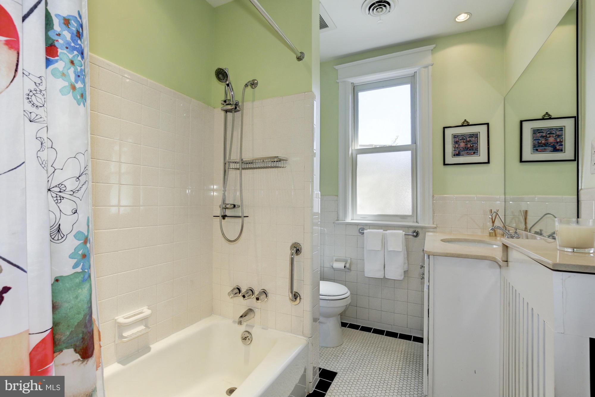 2821 27th Street Northwest Washington, DC 20008 - Photo 16 of 30 3rd floor Bath