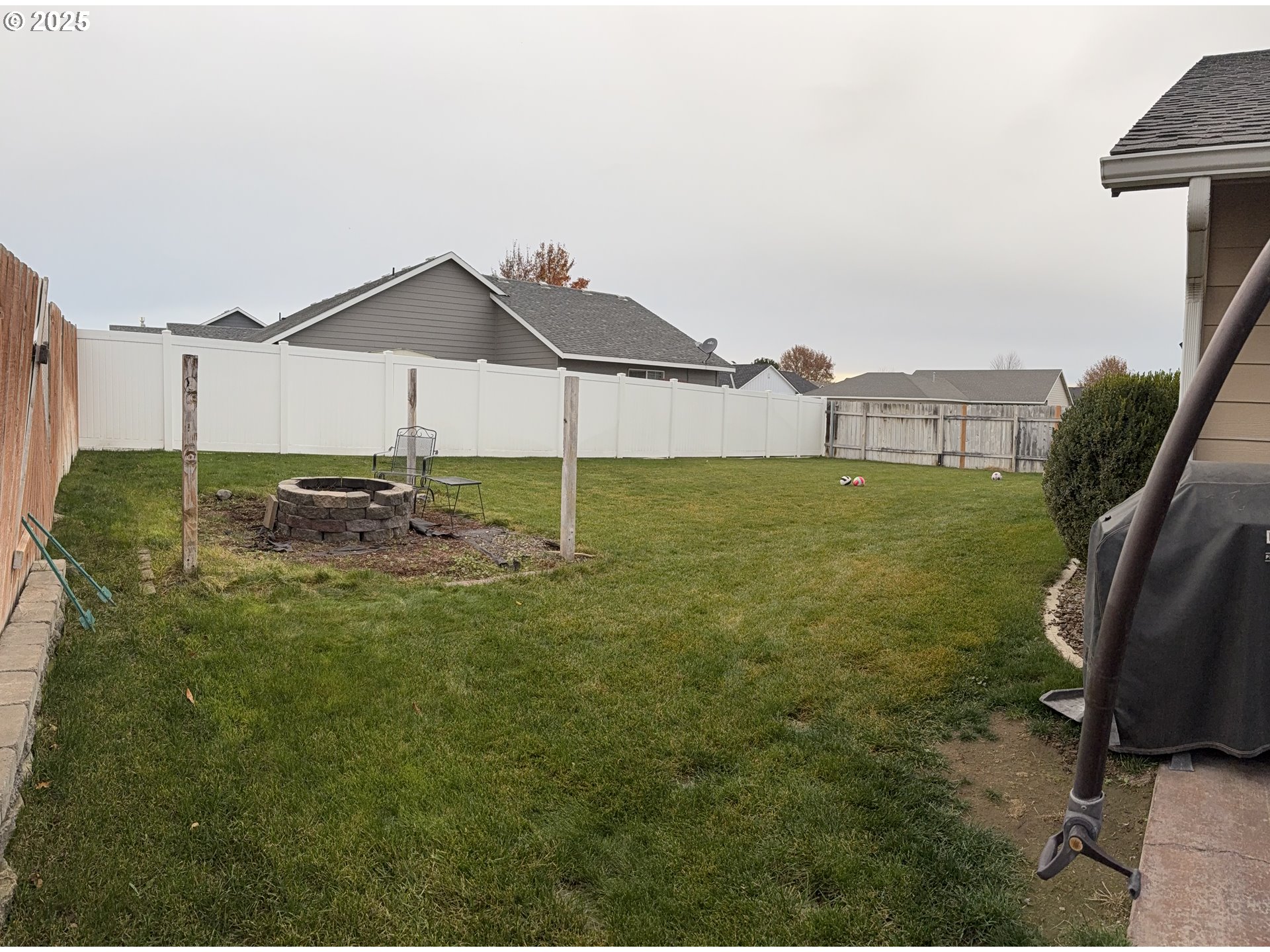 717 West Pheasant Avenue Hermiston, OR 97838 - Photo 17 of 17 a backyard of a house with table and chairs