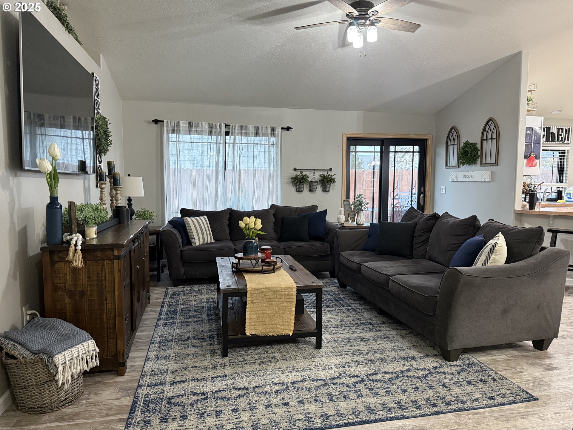 717 West Pheasant Avenue Hermiston, OR 97838 - Photo 2 of 17 a living room with furniture and a chandelier