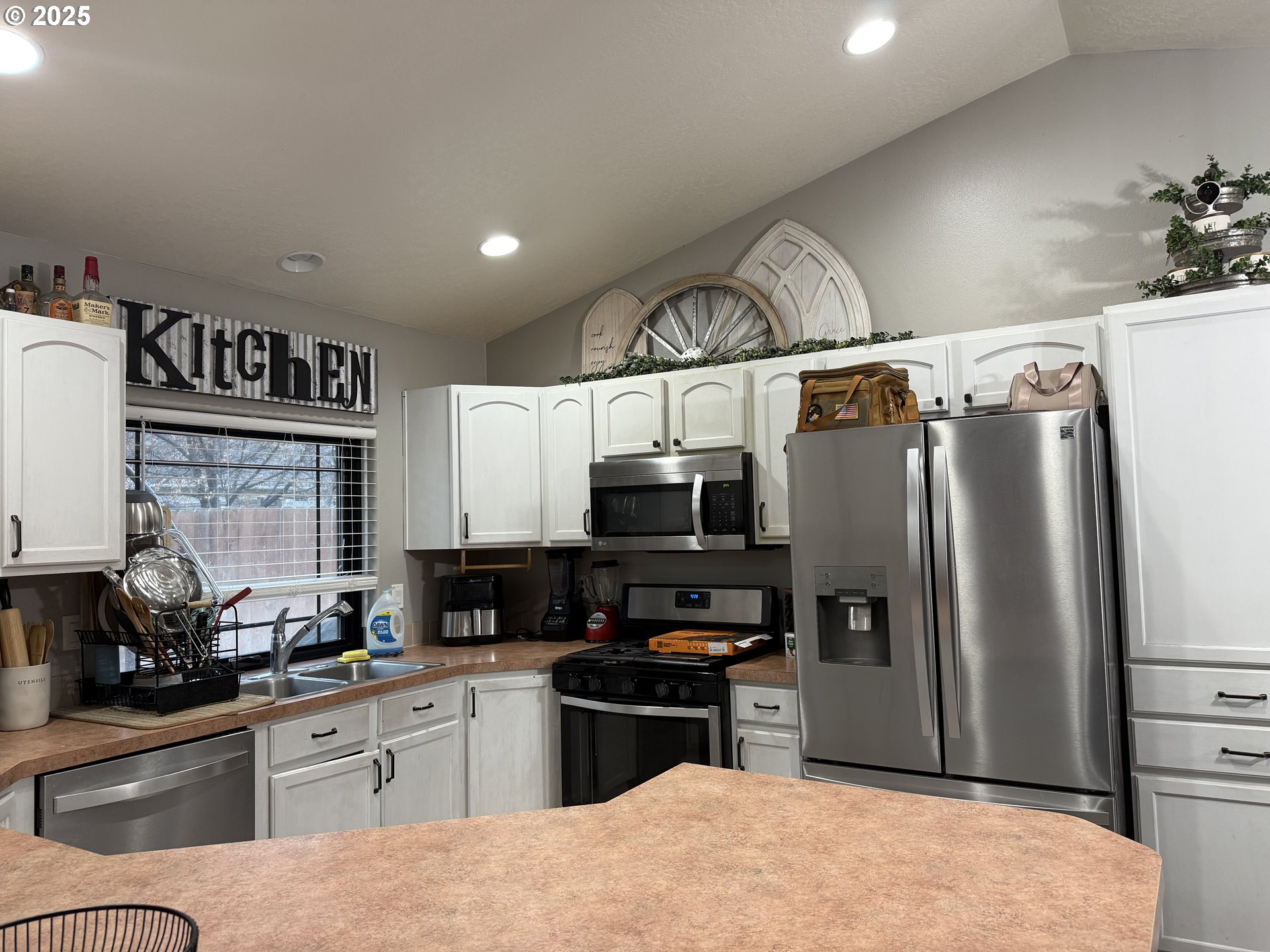 717 West Pheasant Avenue Hermiston, OR 97838 - Photo 5 of 17 a kitchen with stainless steel appliances granite countertop a refrigerator a stove a sink and a microwave