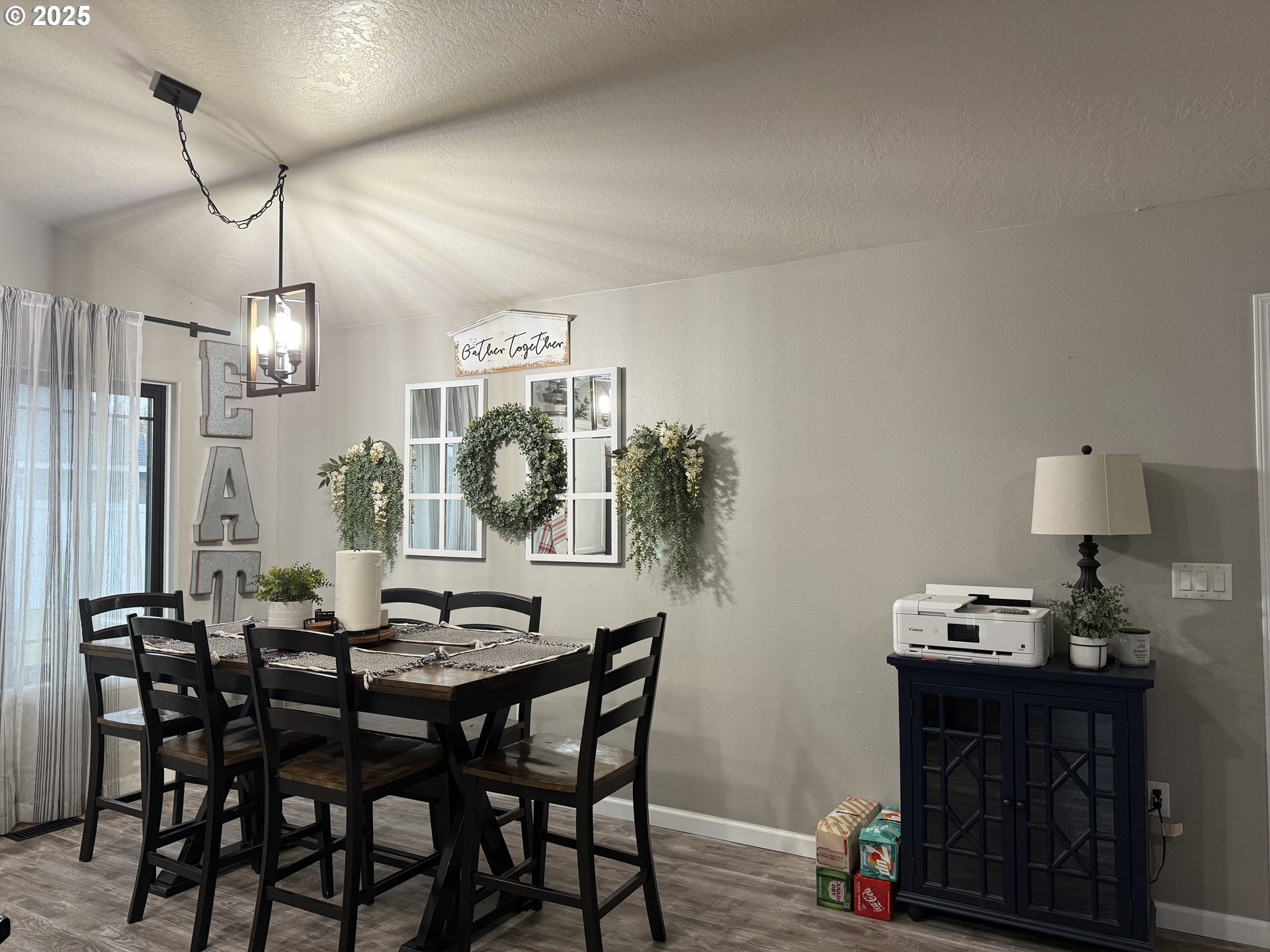 717 West Pheasant Avenue Hermiston, OR 97838 - Photo 6 of 17 a view of a dining room with furniture and wooden floor