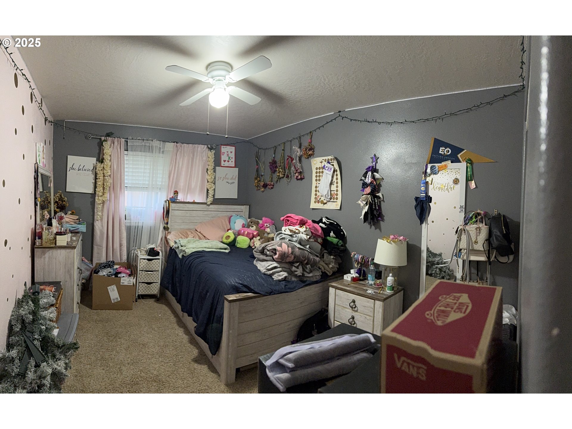 717 West Pheasant Avenue Hermiston, OR 97838 - Photo 8 of 17 a living room with furniture and flowers