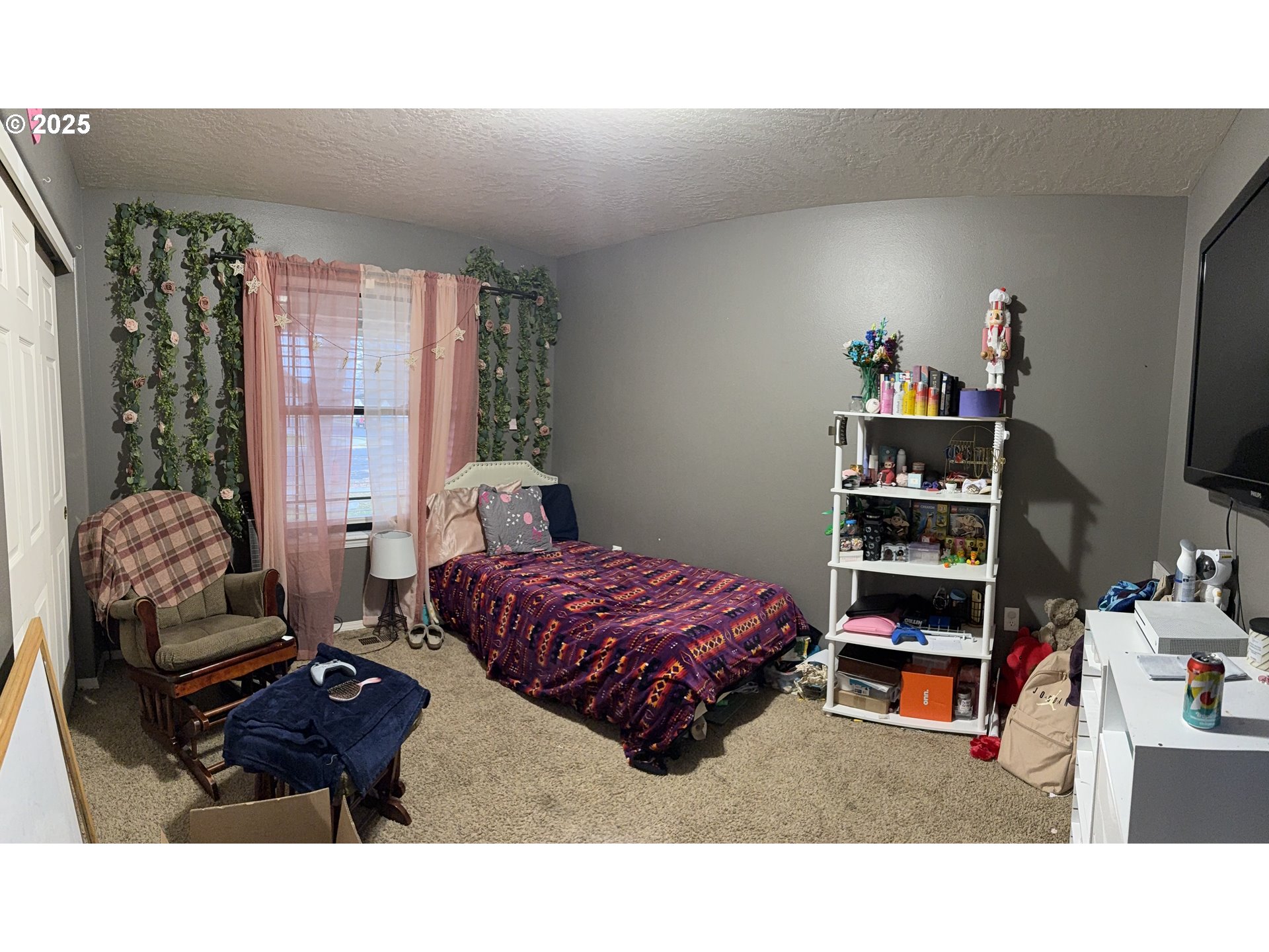 717 West Pheasant Avenue Hermiston, OR 97838 - Photo 10 of 17 a living room with furniture a flat screen tv and gym equipment