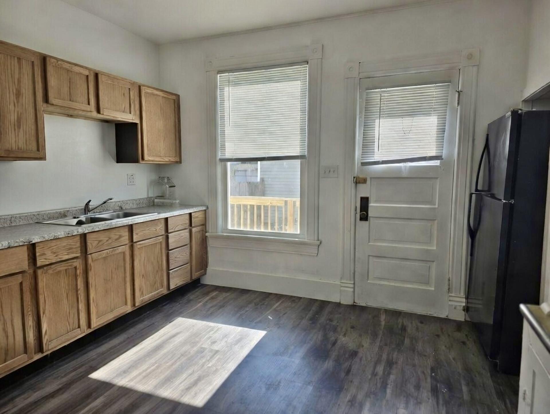 1801 North Wisconsin Street, Unit LOWR Racine, WI 53402 - Photo 4 of 18 Kitchen