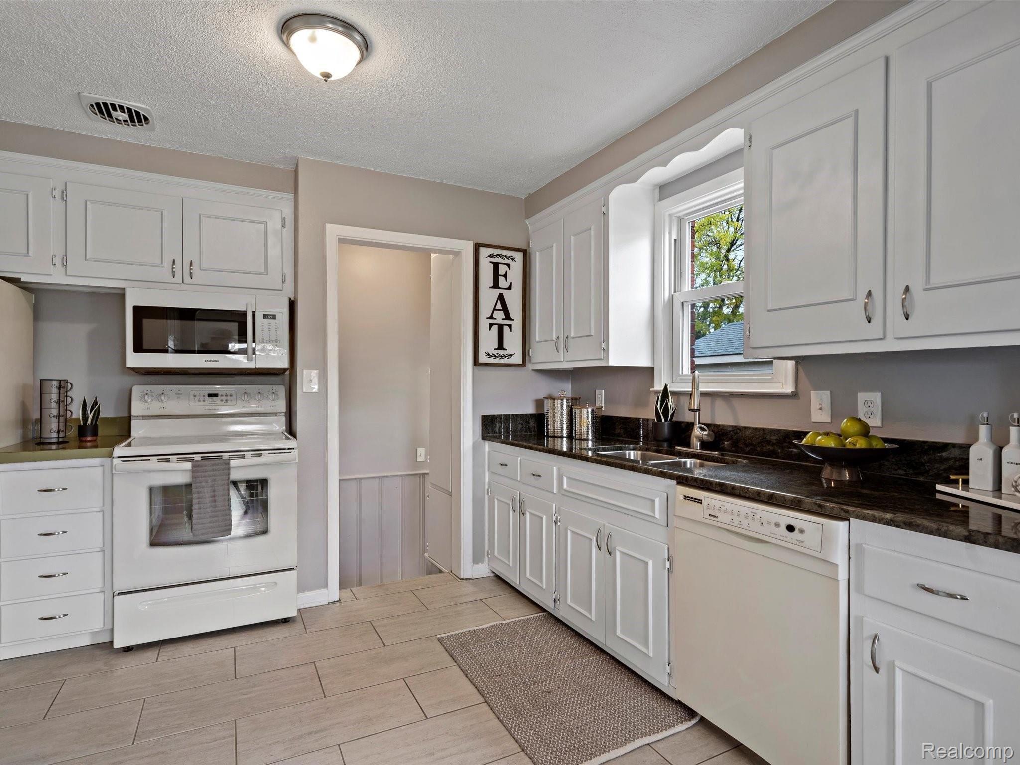 15560 Frazho Road Roseville, MI 48066 - Photo 6 of 17 11-DSC02832.jpg