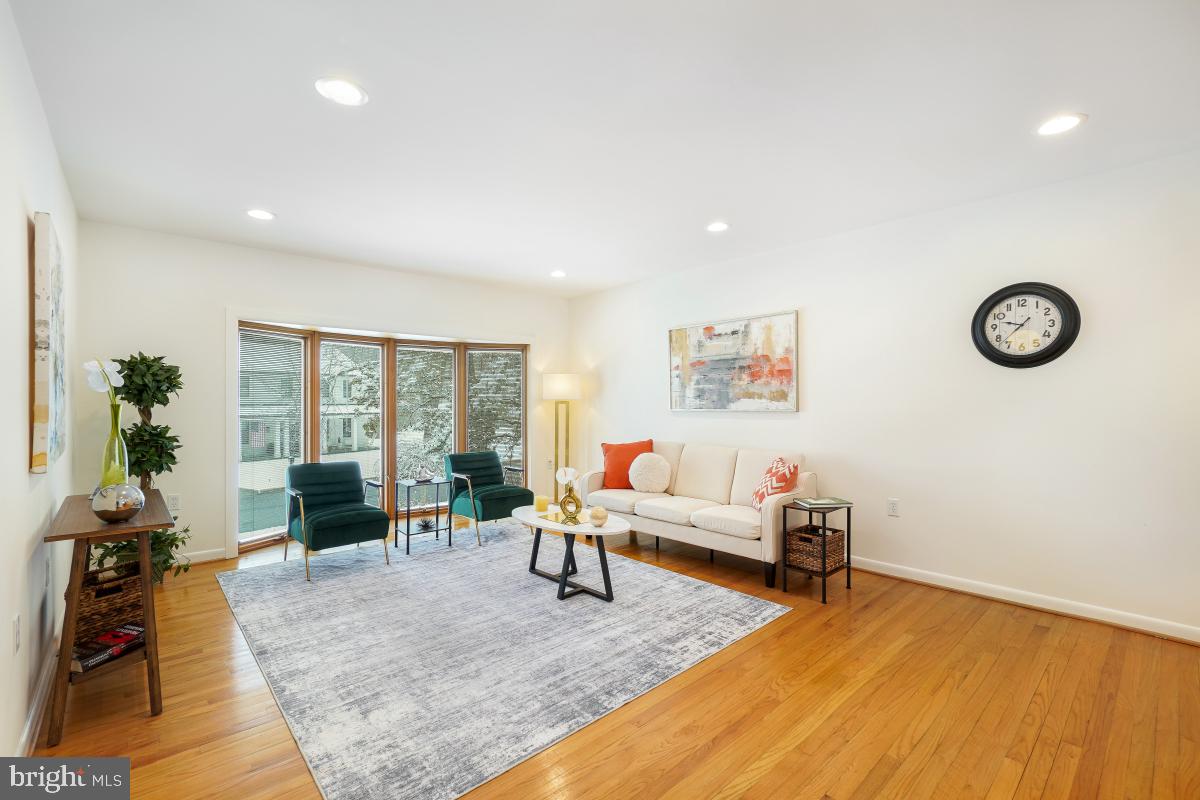 9213 Friars Road Bethesda, MD 20817 - Photo 4 of 30 Living Room