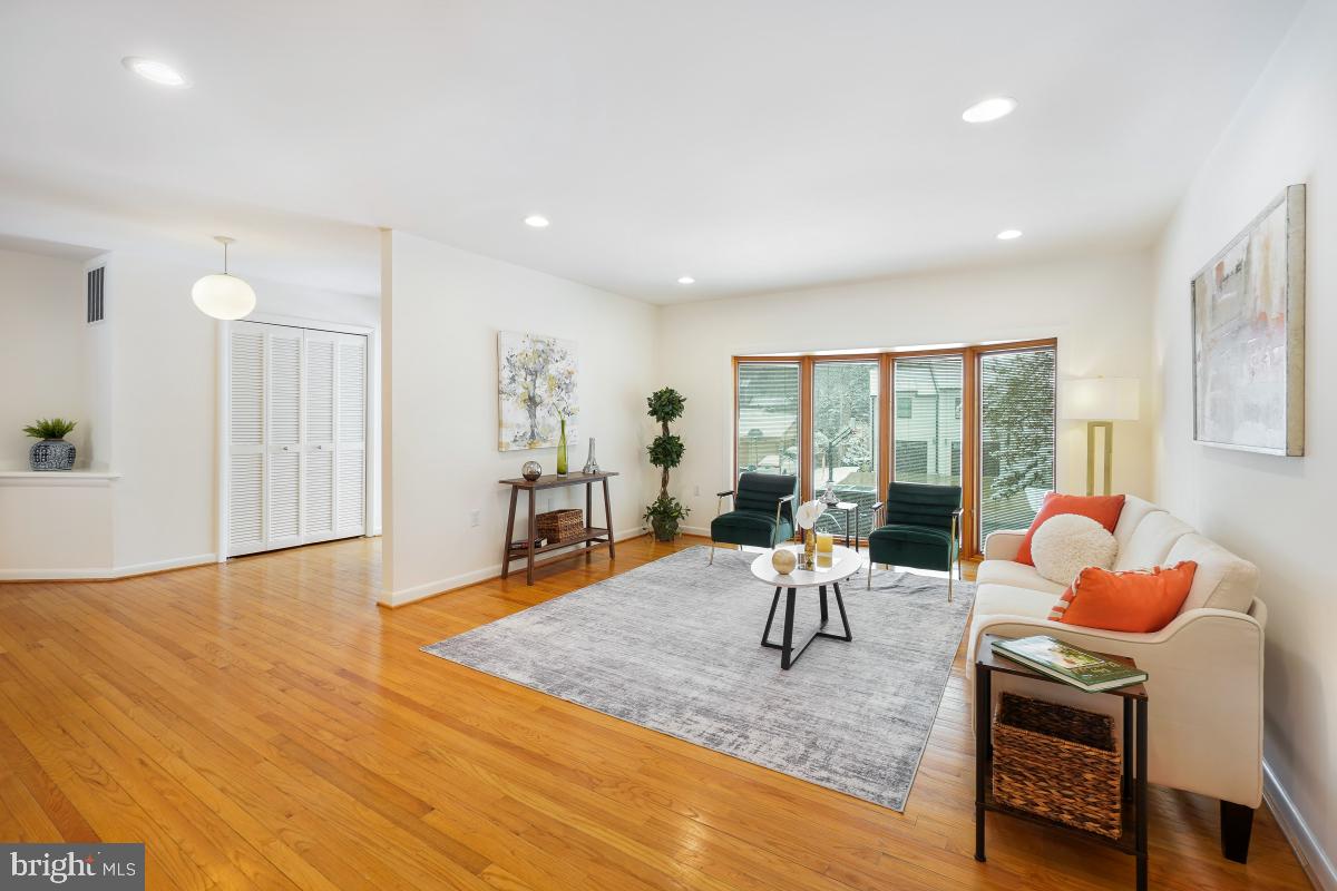 9213 Friars Road Bethesda, MD 20817 - Photo 5 of 30 Living Room