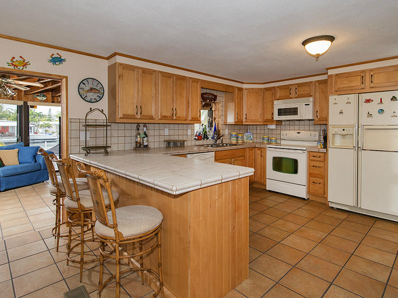 1133 Gulfstream Lane Key Largo, FL 33037 - Photo 5 of 13 Spacious Kitchen