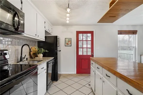 $265,000 | 8656 Sleepy Hollow Road, Kansas City, MO 64114