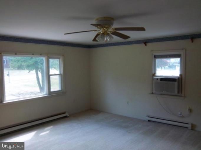 1402 Devils Reach Road Woodbridge, VA 22192 - Photo 2 of 7 Apartment Living Room