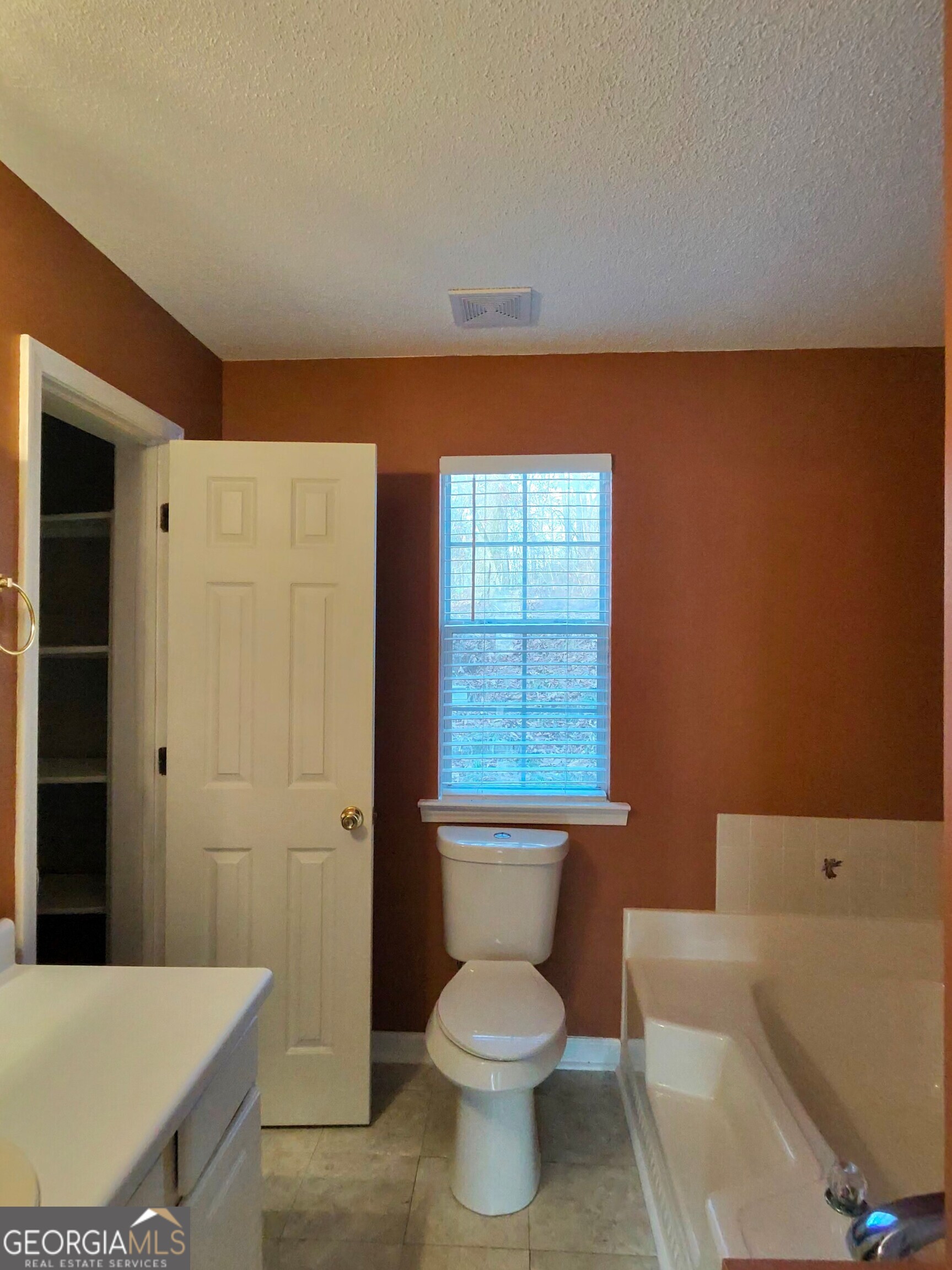 173 Preston Road Byron, GA 31008 - Photo 11 of 22 a bathroom with a toilet a sink and shower
