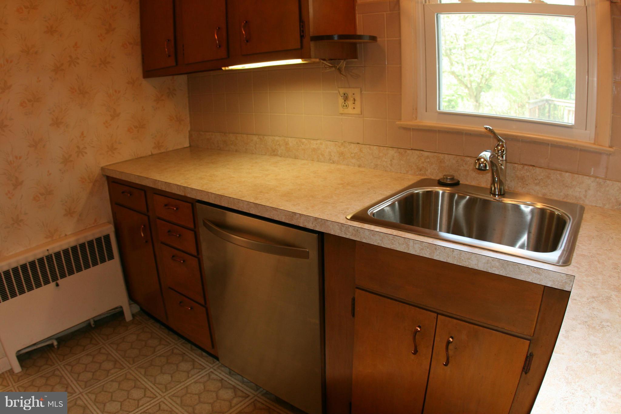 916 Rambling Drive Baltimore, MD 21228 - Photo 11 of 30 Kitchen