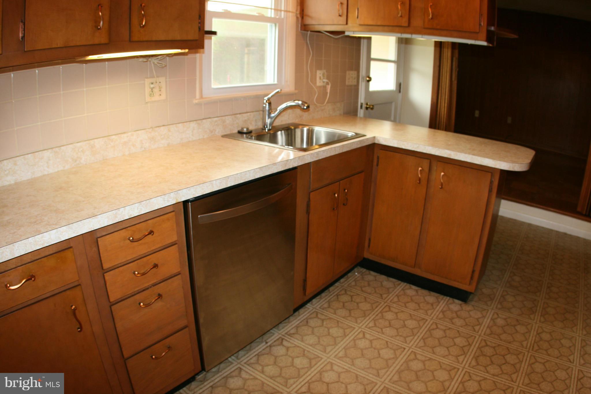 916 Rambling Drive Baltimore, MD 21228 - Photo 13 of 30 Kitchen