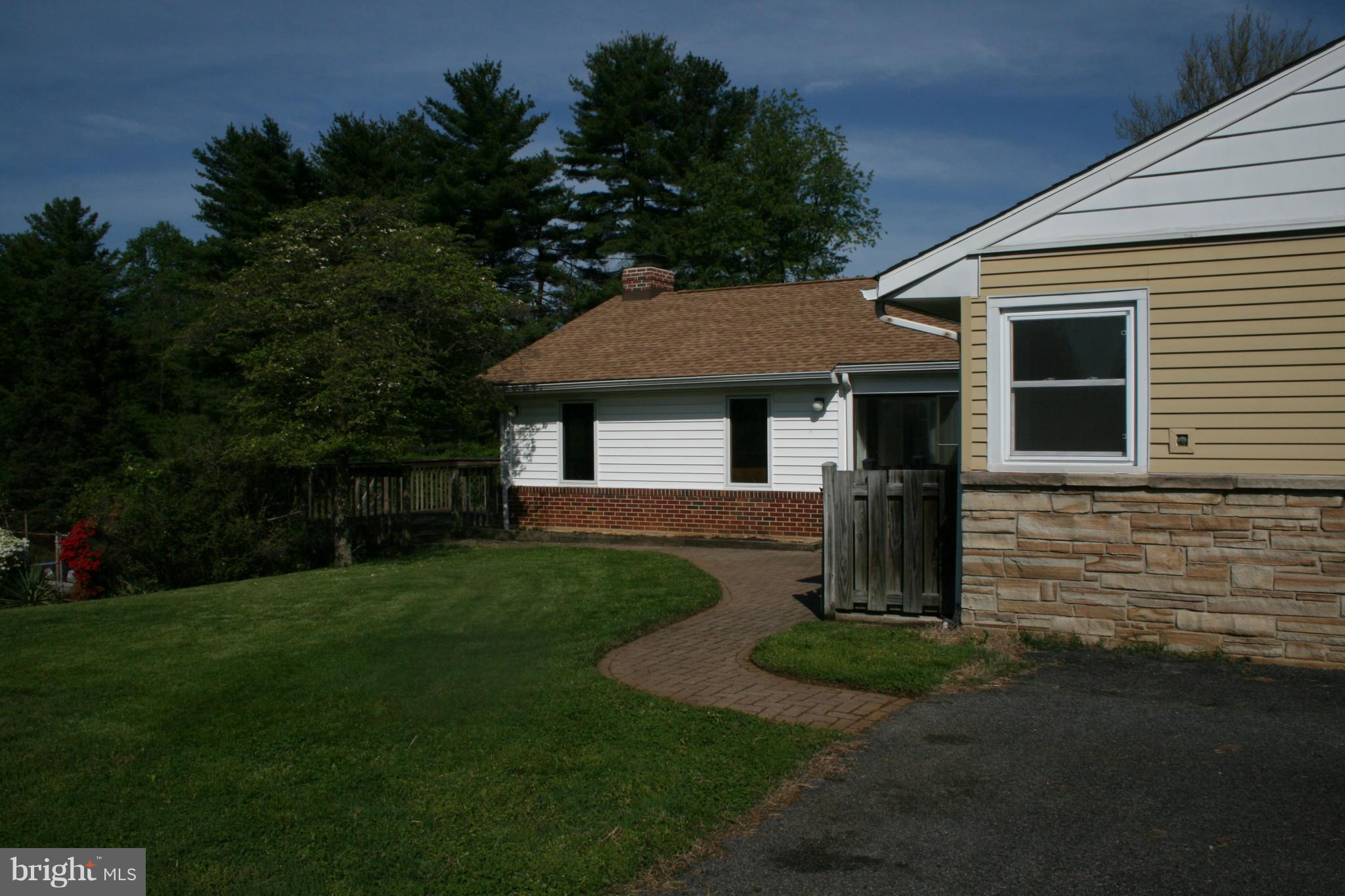 916 Rambling Drive Baltimore, MD 21228 - Photo 4 of 30 Exterior (General)
