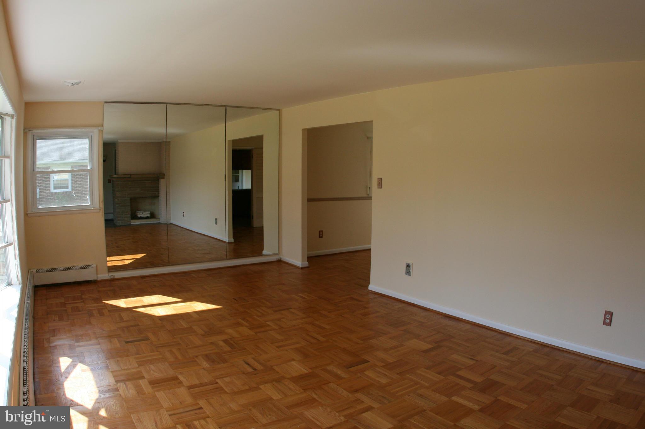 916 Rambling Drive Baltimore, MD 21228 - Photo 5 of 30 Living Room