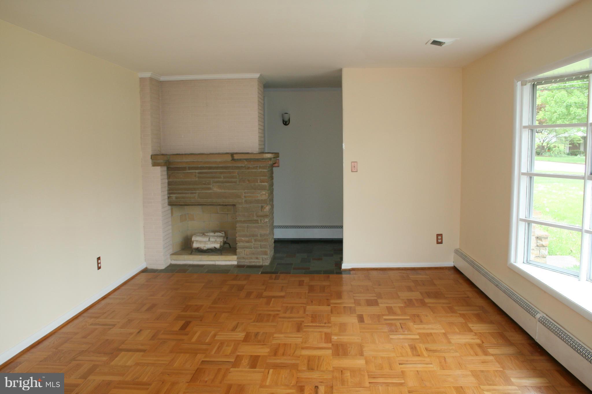 916 Rambling Drive Baltimore, MD 21228 - Photo 6 of 30 Living Room