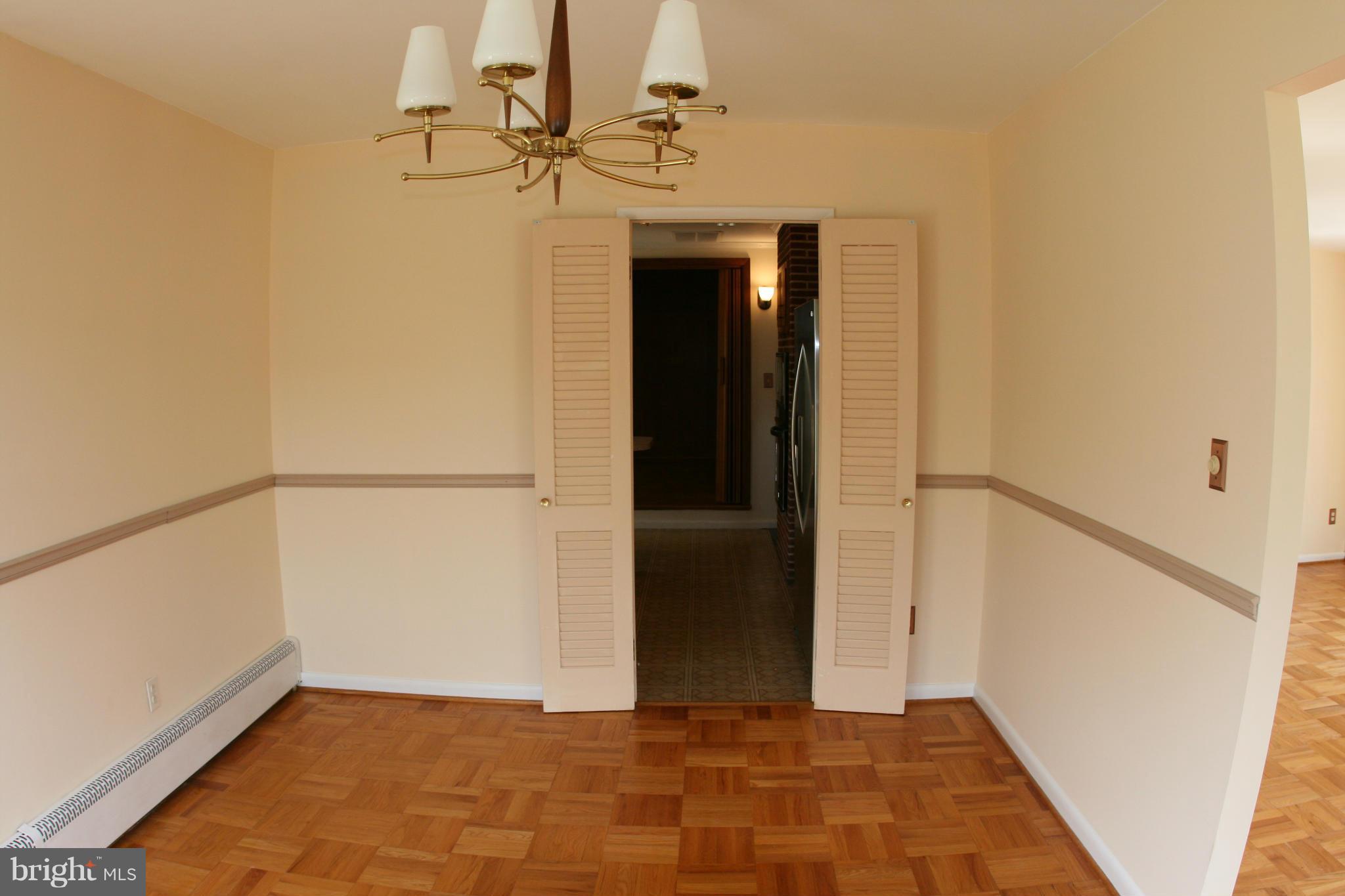 916 Rambling Drive Baltimore, MD 21228 - Photo 8 of 30 Dining Room