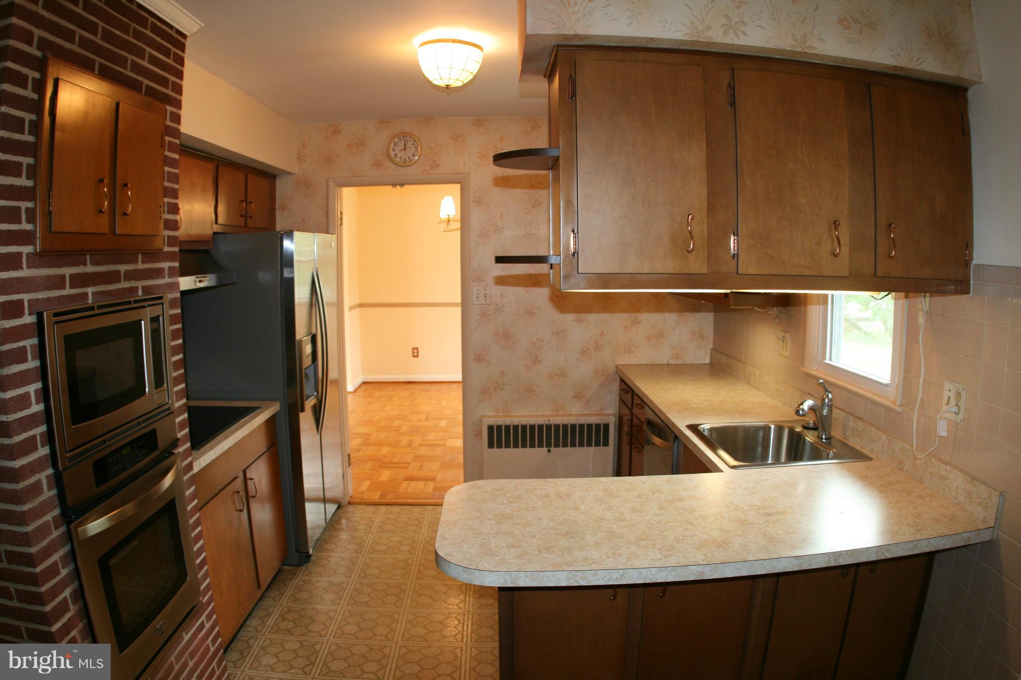 916 Rambling Drive Baltimore, MD 21228 - Photo 10 of 30 Kitchen