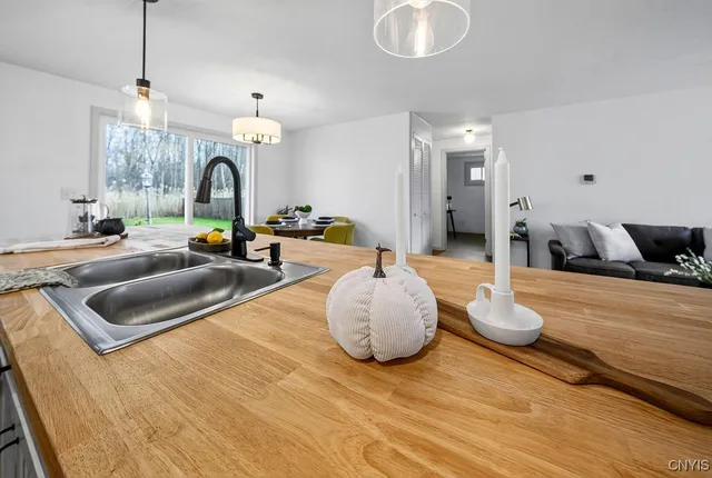 $239,900 | 105 Florida Road South, Salina, NY 13211