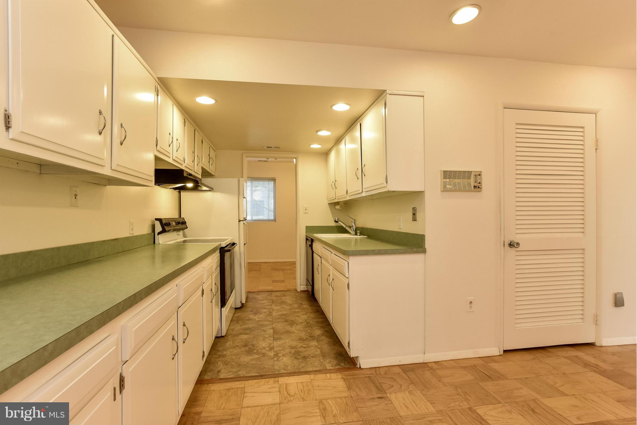 1771 Wainwright Drive Reston, VA 20190 - Photo 5 of 30 Kitchen