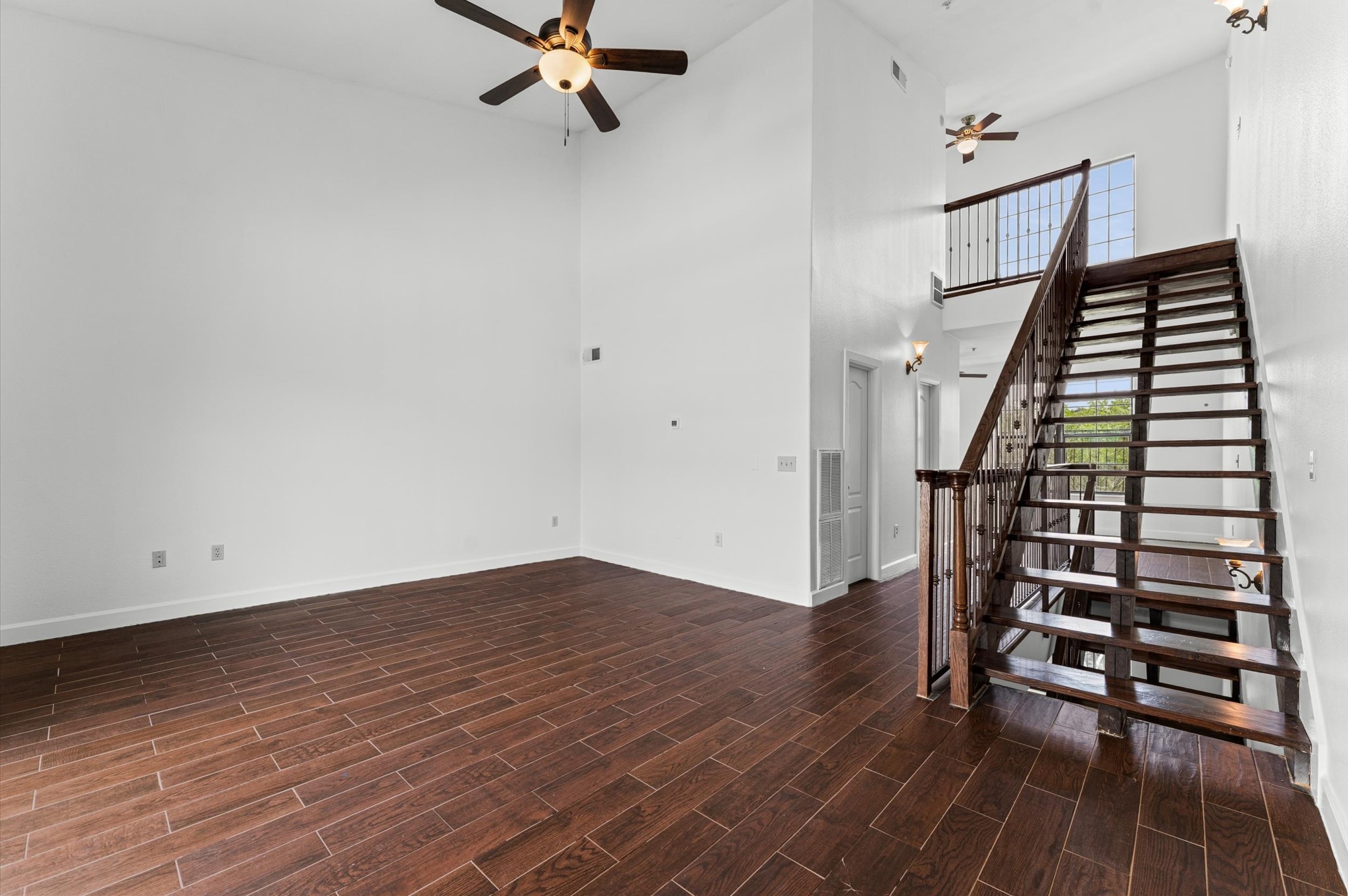 1602 Elgin Street, Unit 10 Houston, TX 77004 - Photo 14 of 21 The primary bedroom boasts soaring ceilings that give it a stunning loft-like feel.