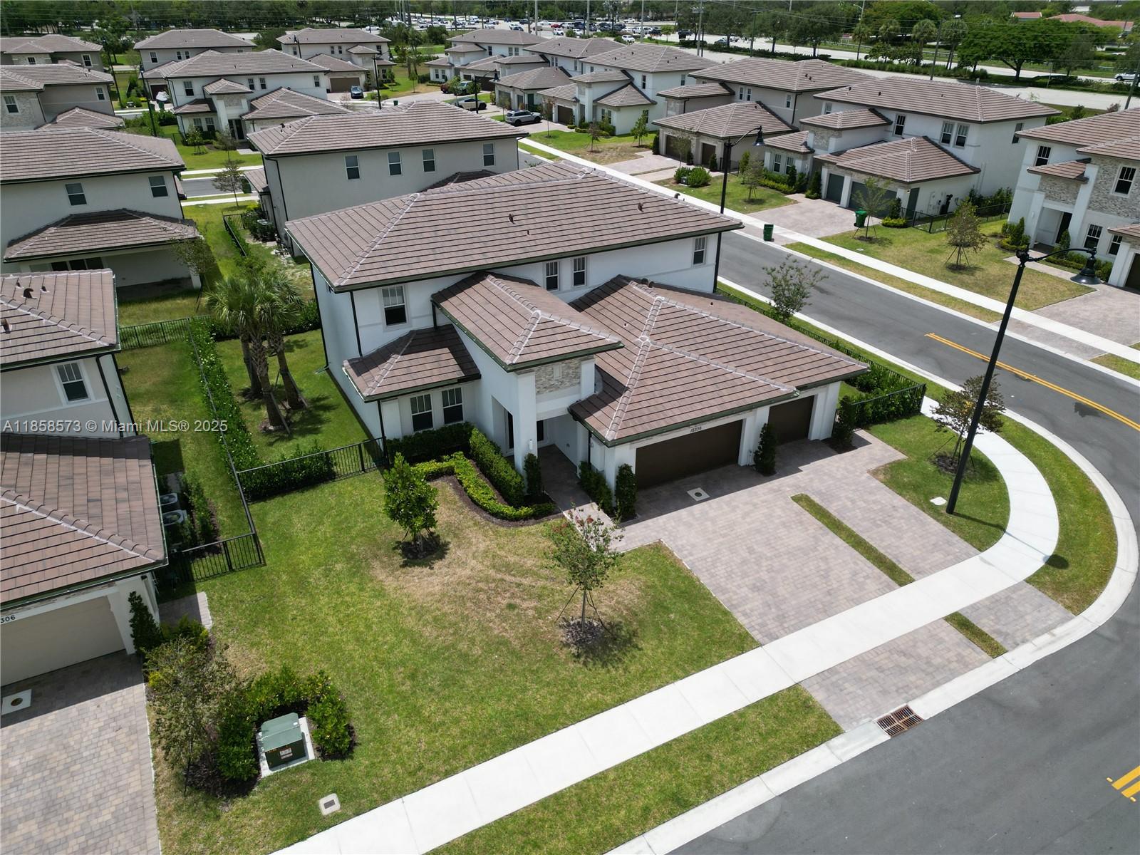 12336 Southwest 43rd Court Davie, FL 33330 - Photo 3 of 34