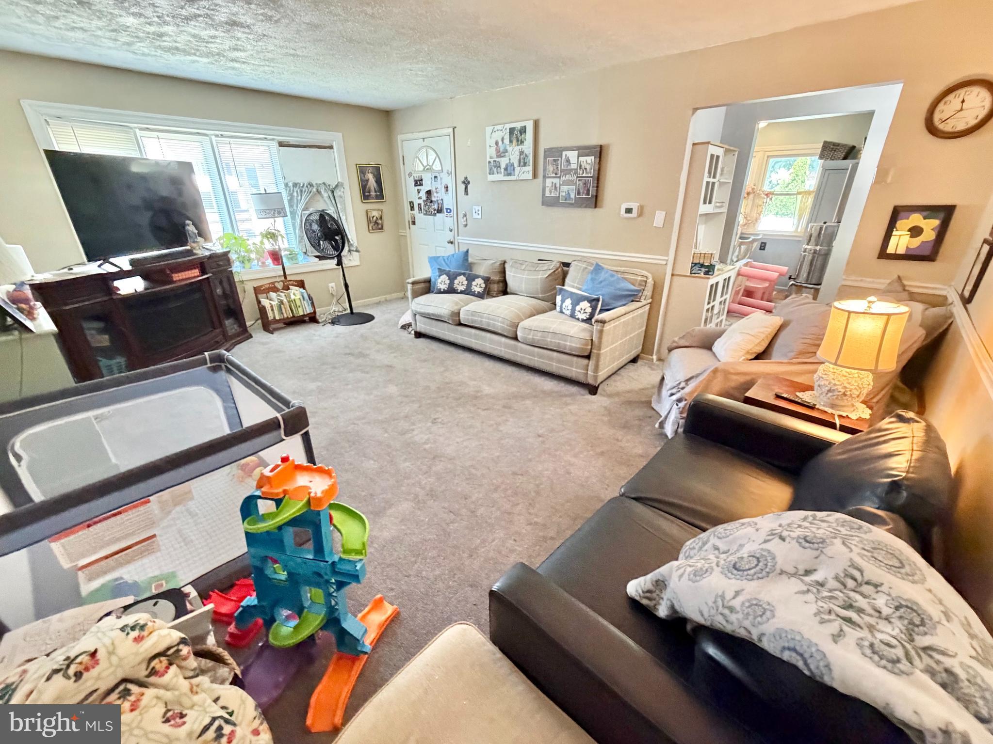 130 Kinsman Road Florence, NJ 08518 - Photo 5 of 36 Living Room