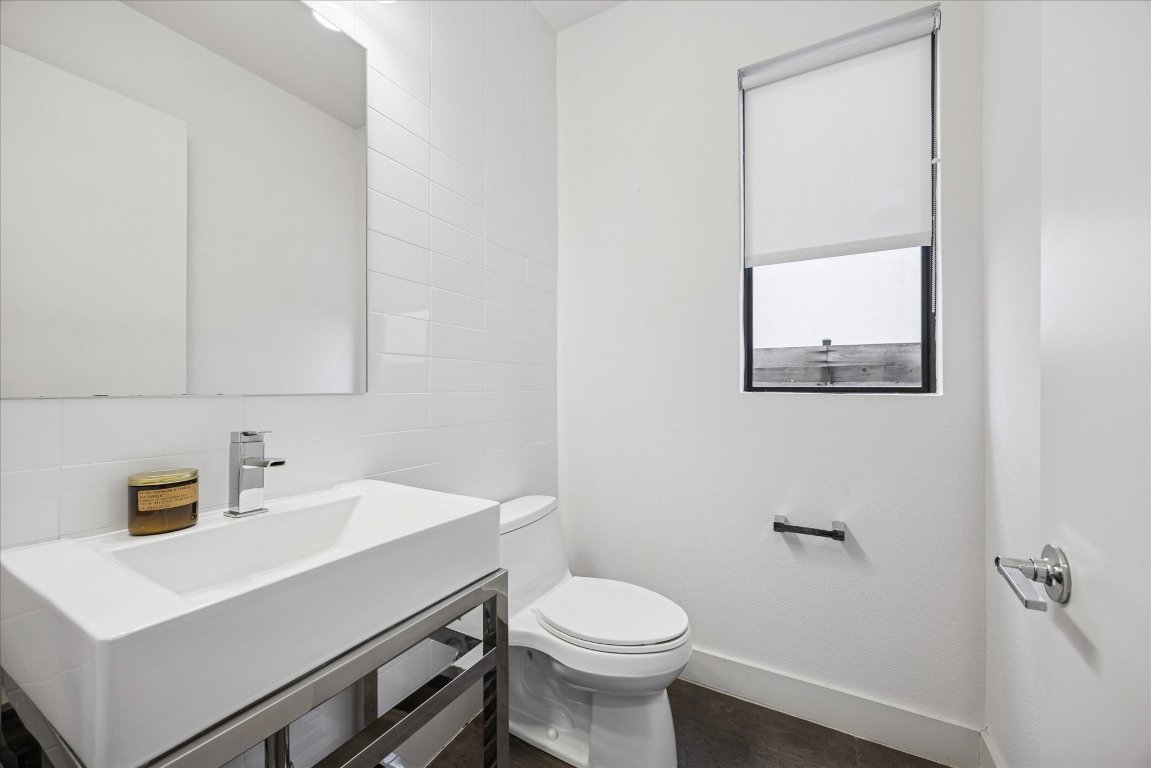 1011 East 12th Street Austin, TX 78702 - Photo 12 of 30 Half bath