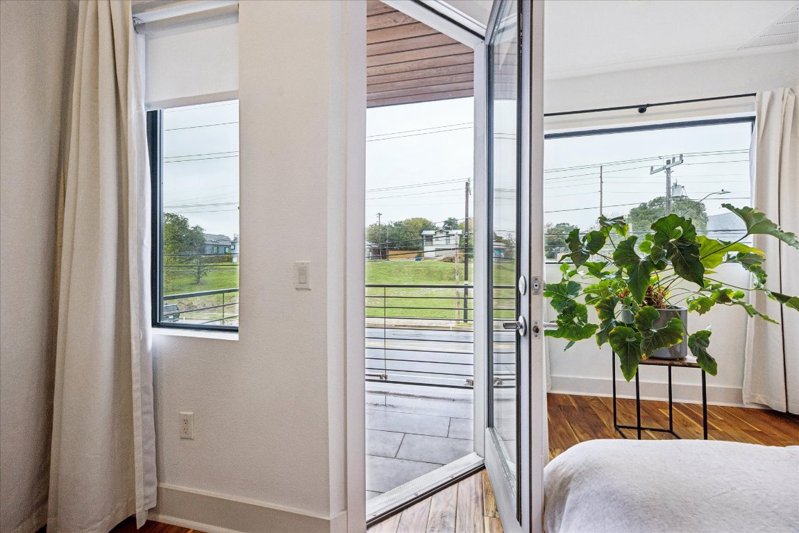 1011 East 12th Street Austin, TX 78702 - Photo 19 of 30 Primary Bed balcony