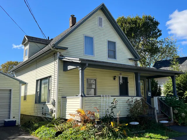 $260,000 | 32 Amesbury Street, Rockland, ME 04841