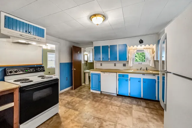 $260,000 | 32 Amesbury Street, Rockland, ME 04841