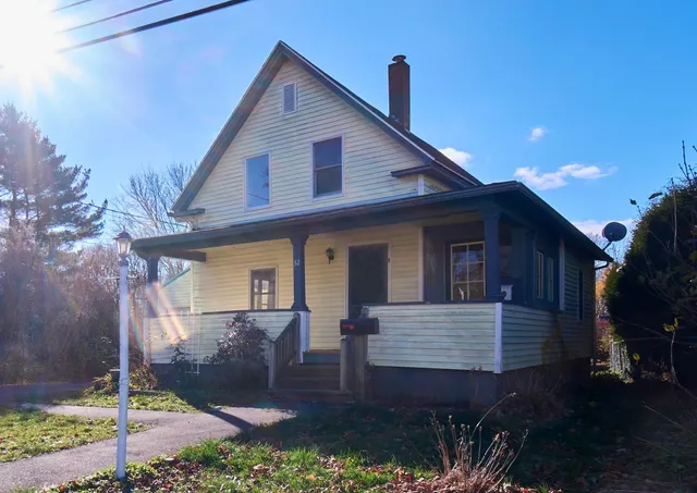 $260,000 | 32 Amesbury Street, Rockland, ME 04841
