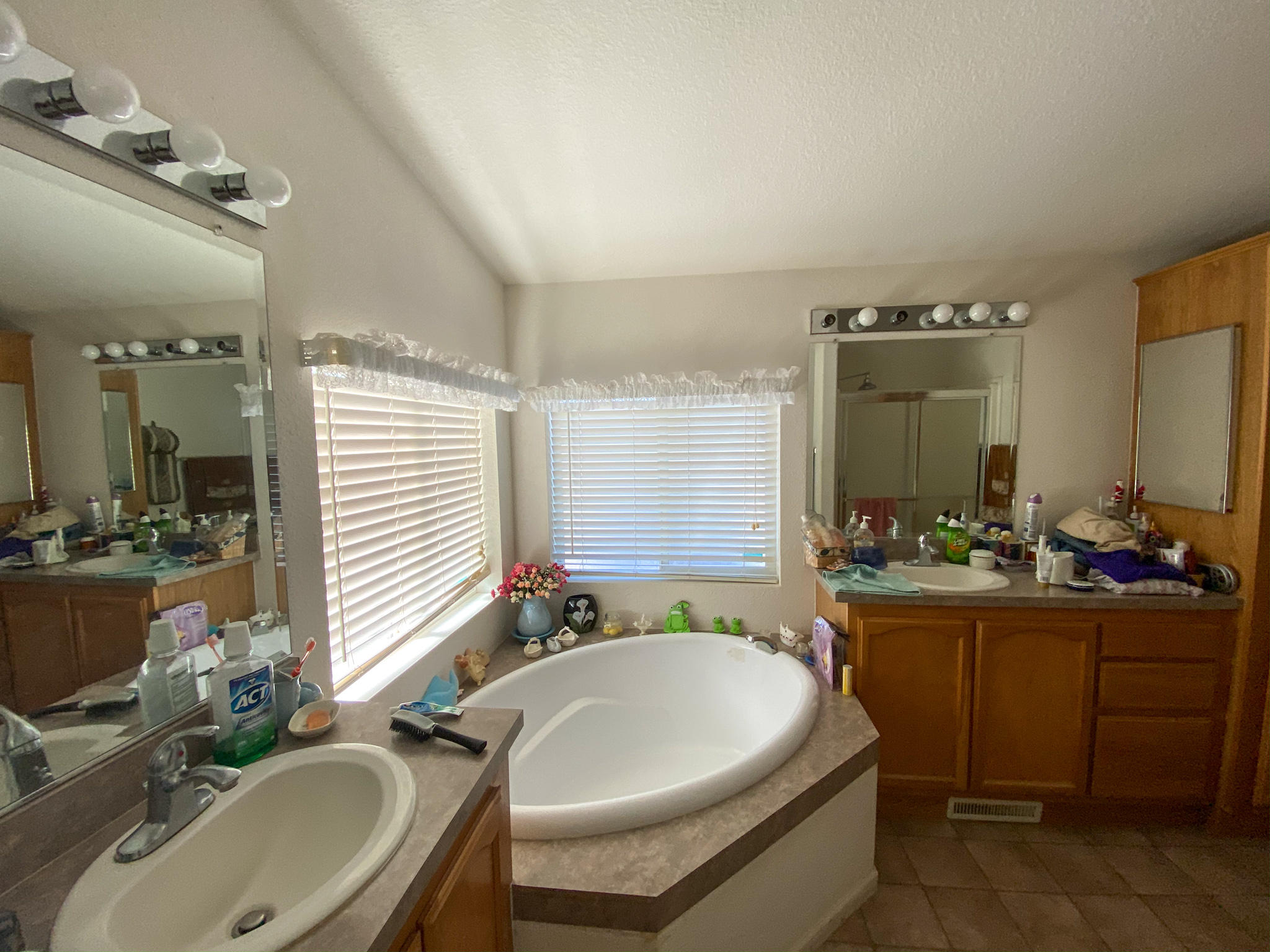 31668 Grindley Ranch Road Whitmore, CA 96096 - Photo 21 of 26 a bathroom with a tub a sink and mirror