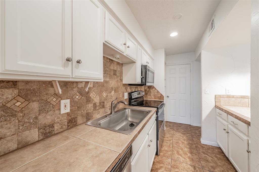 9999 Boat Club Road, Unit 311 Fort Worth, TX 76179 - Photo 21 of 25 a kitchen that has a sink and a stove
