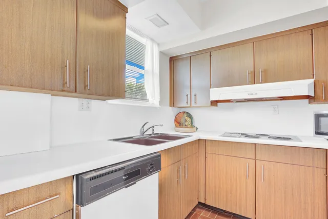 $325,000 | 3030 South Ocean Boulevard, Unit 332, Palm Beach, FL 33480