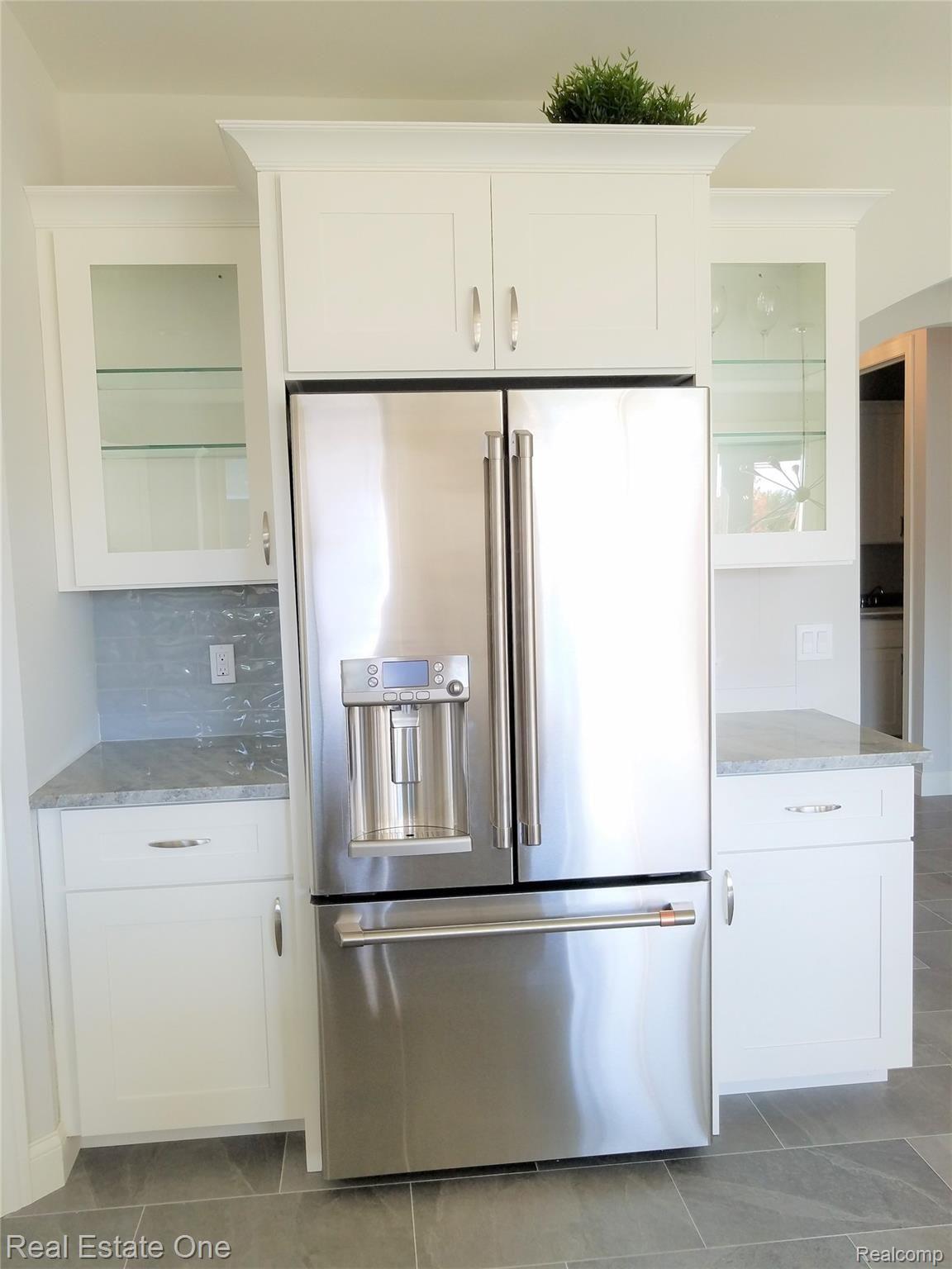1954 Nottingham Drive Rochester, MI 48307 - Photo 11 of 20 Valencia.Model Wynwood kitchen