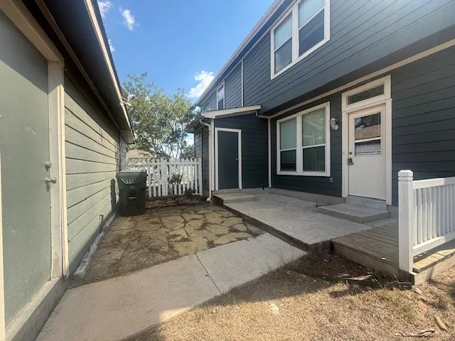 a view of a house with backyard