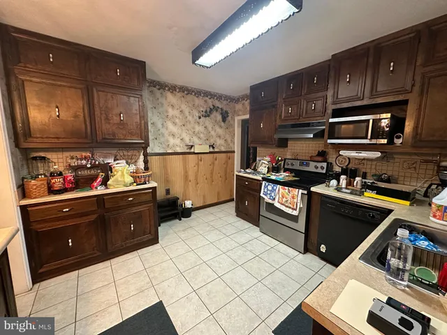 a view of a livingroom with furniture hardwood floor and windows