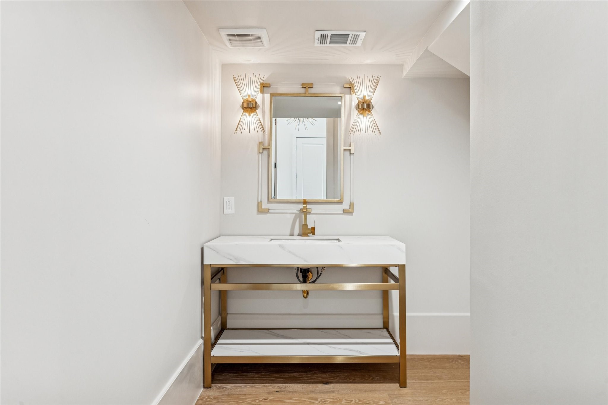 7203 Tickner Street Houston, TX 77055 - Photo 20 of 43 a view of hall way with mirror