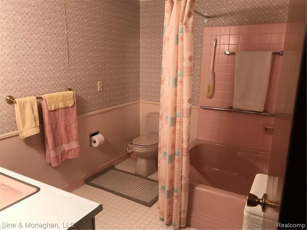 1501 River Road, Unit 5 St. Clair, MI 48079 - Photo 28 of 36 28 Master bath 1501 River #102.jpg