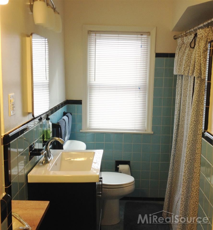 1781 Prestwick Road Grosse Pointe, MI 48236 - Photo 12 of 12 31228339-11.JPG