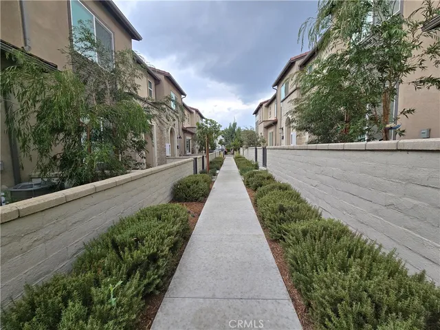 a view of a pathway with a pathway