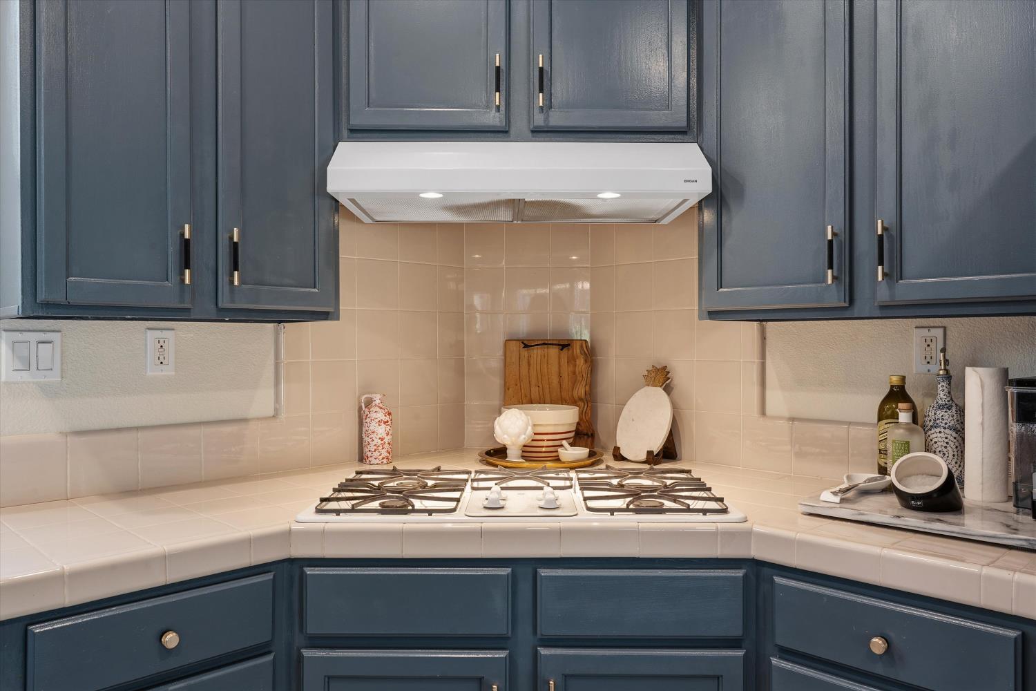 6503 Turnstone Way Rocklin, CA 95765 - Photo 19 of 42 a stove top oven sitting inside of a kitchen
